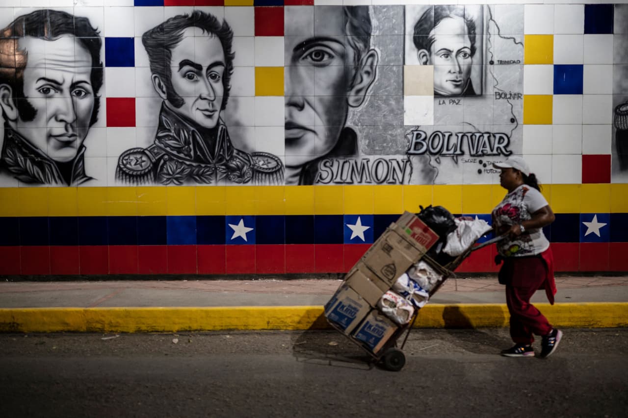 Desde entonces se han dado cierres y aperturas intermitentes para peatones y 
<b>más de dos millones de venezolanos han migrado a Colombia, pero el cierre comercial supuso un golpe a la economía legal. </b>Algunas mercancías lograban pasar por el norte de la frontera en Paraguachón, en La Guajira colombiana, los puentes de Norte de Santander que conectan con el estado Táchira permanecieron cerrados.
<br>
<br>