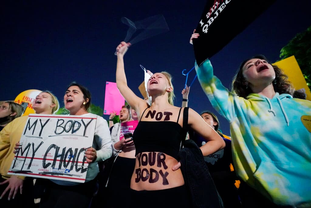 Manifestantes frente a la sede de la Corte Suprema en Washington tras conocerse un supuesto borrador del juez Samuel Alito que pondría fin a décadas de 
<a href="https://www.univision.com/noticias/justicia/corte-suprema-aborto-mississippi-eeuu">derecho al aborto en EEUU</a>. El jefe de la 
<a href="https://www.univision.com/temas/corte-suprema">Corte Suprema</a>, el magistrado John Roberts, confirmó el martes "la autenticidad del borrador de opinión" revelado por Politico y ordenó una investigación sobre la filtración.
<br>