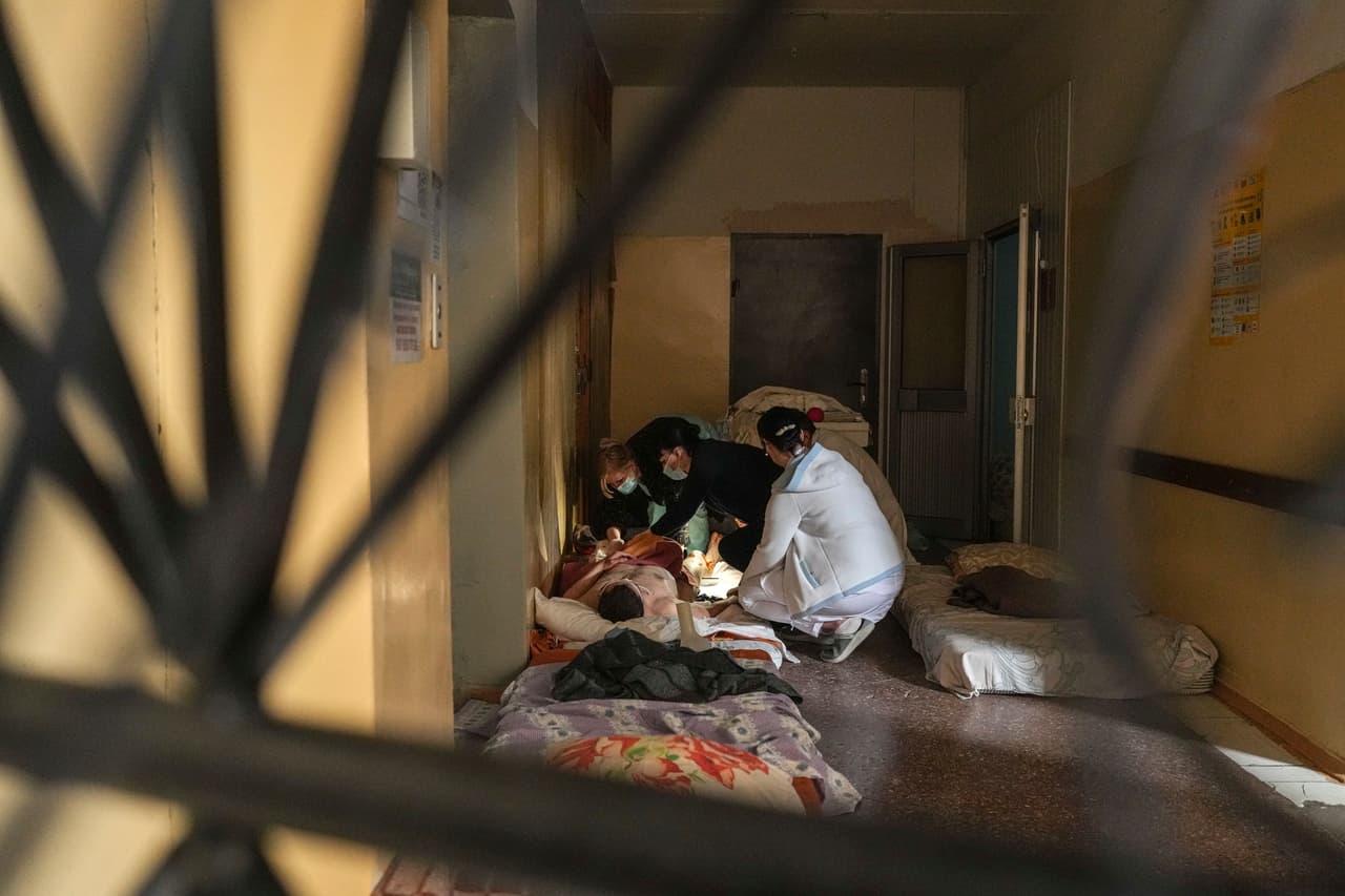 <b>Trabajadores médicos atienden a un hombre herido, recostado en un colchón en el suelo del hospital.</b> En respuesta, Rusia acusó a "nacionalistas ucranianos" de 
<b>Mariúpol</b> de impedir a la población civil salir territorio ruso. Equipos de periodistas en esa ciudad reportan escenas de devastación, contrarias a la afirmación de Putin de que sus fuerzas no atacan áreas residenciales.