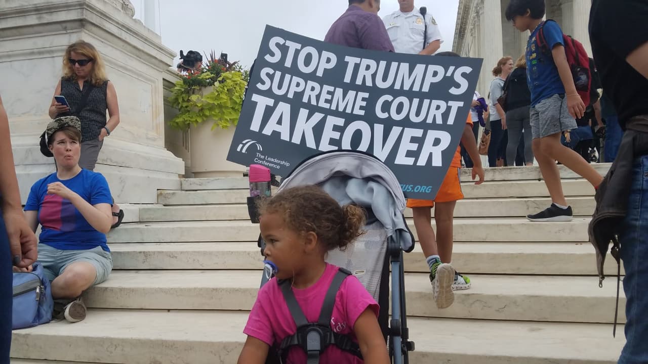 "Paren la toma de control de Trump de la Corte Suprema".