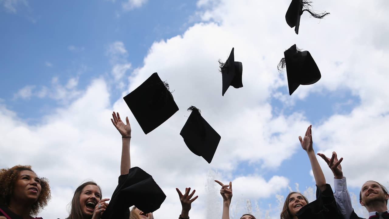 Deudores de préstamos estudiantiles con el plan 'Save' volverán a pagar intereses: las noticias del día
