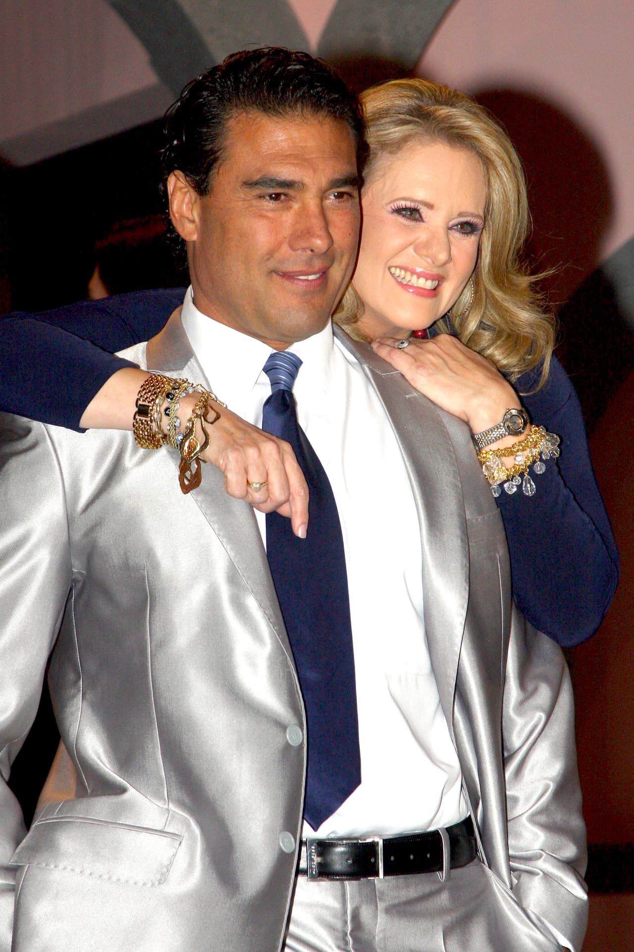 Pronto salió a la luz que 
<b><a href="http://www.univision.com/temas/eduardo-yanez">Eduardo</a></b> había tenido un fuerte altercado con 
<b><a href="http://www.univision.com/temas/eiza-gonzalez">Eiza González.</a></b> Todo comenzó cuando en una de las escenas la actriz no podía concentrarse y llorar, esta situación desató la furia del actor quien, según los rumores, la llenó de insultos por no poder realizar la escena.