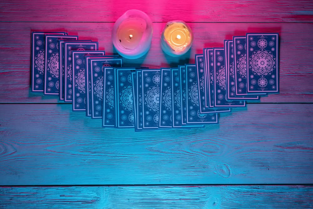 Hay diferentes formas o variaciones de leer las cartas del tarot y todo depende de la consulta que quieras hacer. En esta ocasión hablaremos de la tirada de la "herradura".