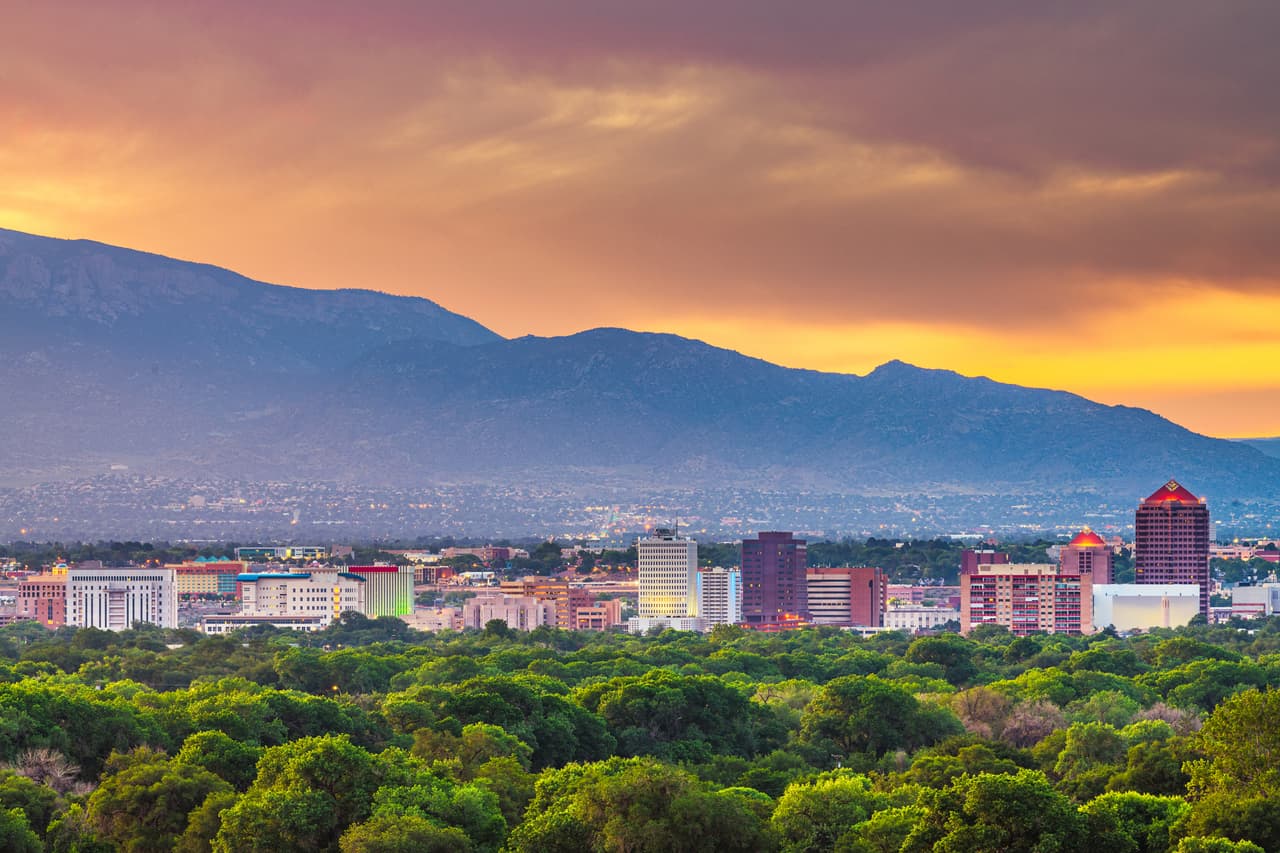 <h3 class="cms-H3-H3">9. Nuevo México</h3>
<br>
<br>💉 
<b>Esperanza de vida al nacer (2020): </b>74.5
<br>
<br>💉 
<b>Modificación con respecto a 2019 (en años): </b>-2.4
<br>
<br>💉
<b> Población sin seguro médico: </b>9.5%
<br>
<br>💉
<b> Población total:</b> 2,097,021
<br>