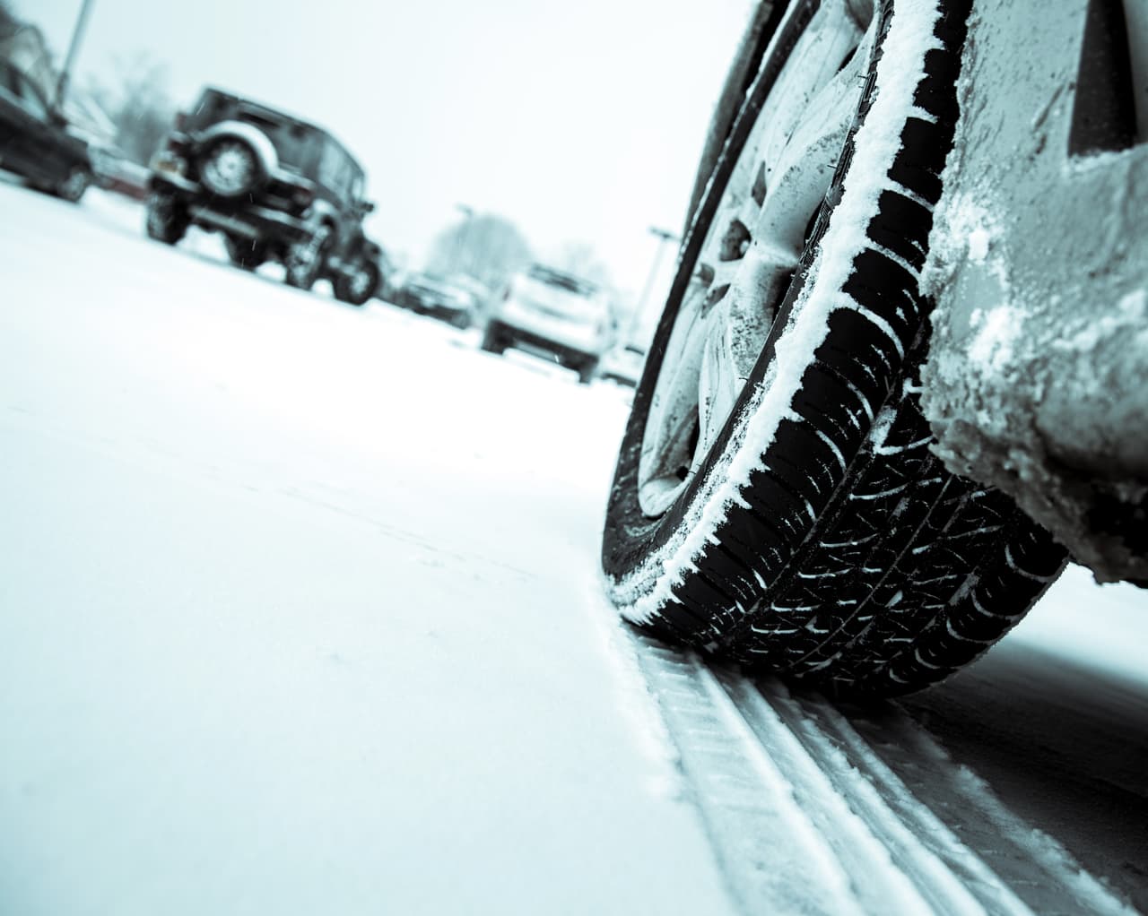 Tu carro debe estar preparado para sobrevivir periodos prolongados bajo temperaturas frías. Esto aplica para carros nuevos o con varios años de uso. Si bien los coches nuevos pueden iniciar el viaje sin problemas, al final estarás forzando sus mecanismos y desgastando piezas vitales.
<br>
<br>A continuación, te damos 10 razones por las cuales debes calentar tu auto antes de emprender un viaje: