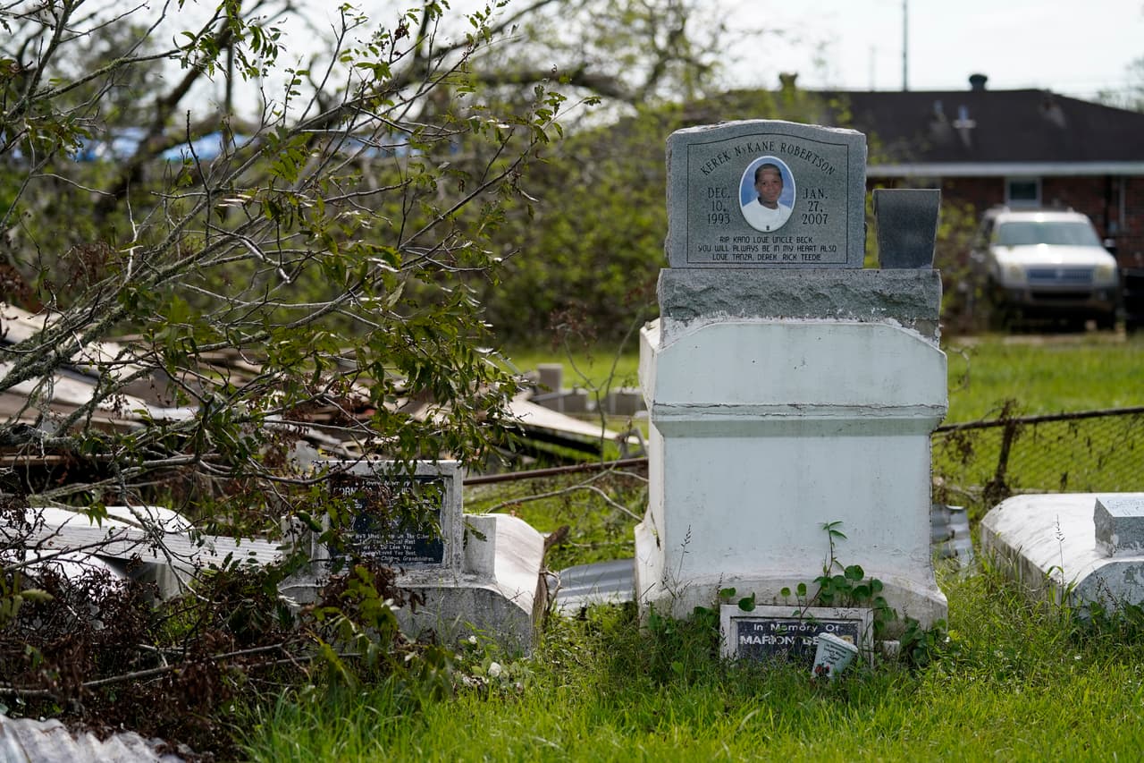 El cementerio de LaPlace, Louisiana, uno de los afectados por el paso del 
<a href="https://www.univision.com/temas/huracan-ida-2021">huracán Ida</a>. De acuerdo con Reisenmann, experto en la recuperación de restos desenterrados por tormentas, los ataúdes pueden guardar bolsas de aire y, por tanto, flotar con mayor facilidad.