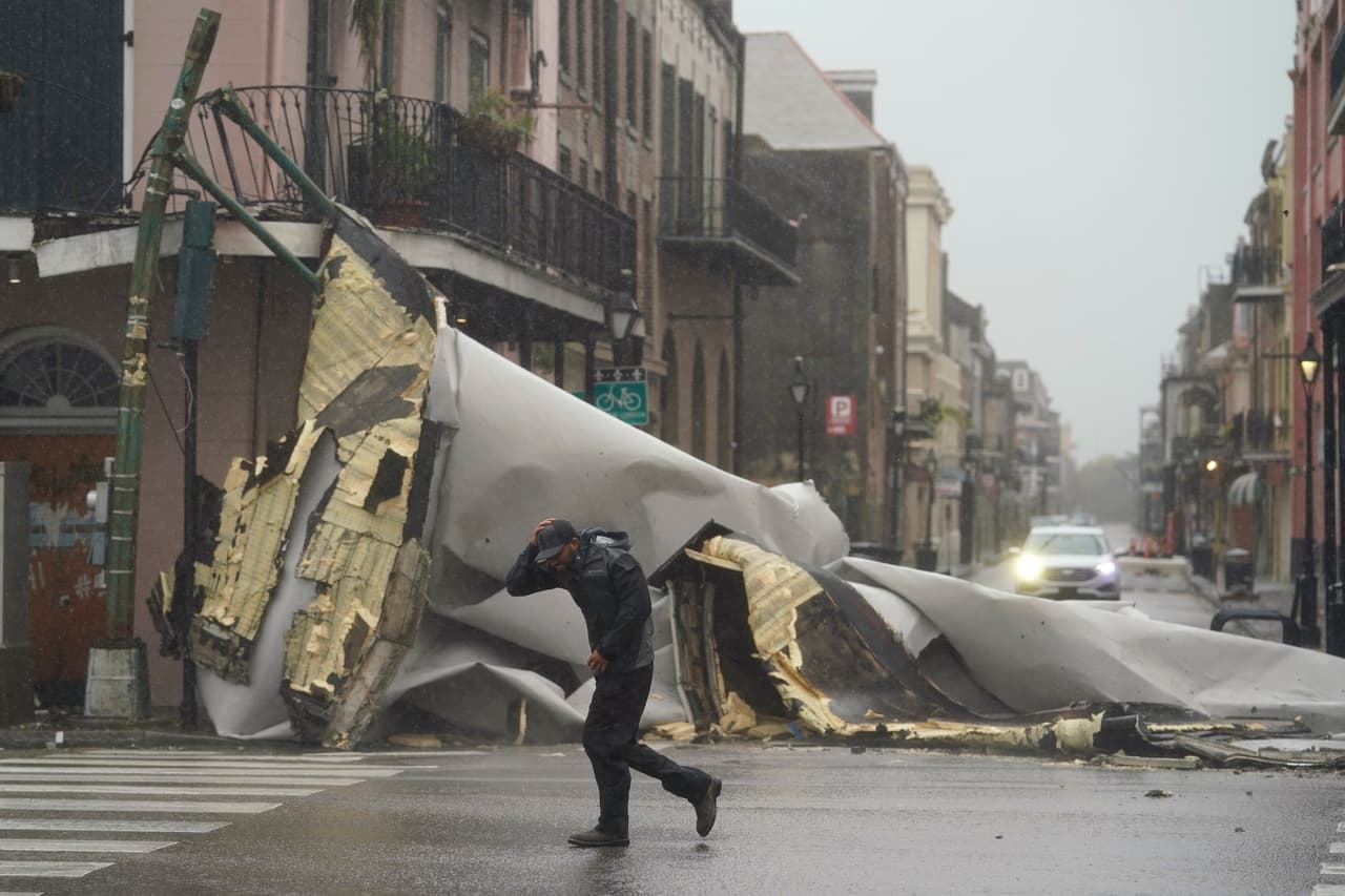 Un hombre atraviesa el French Quartier en Nueva Orleans. Ida tocó tierra por segunda vez unas dos horas más tarde, cerca de Galliano, 
<a href="https://www.univision.com/temas/louisiana-estado">Louisiana</a>, este domingo.