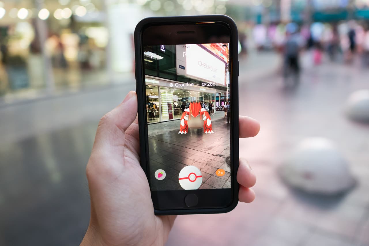 <b>Realidad Aumentada.</b> Esta forma de transmisión de información en tiempo real, en donde gráficos digitales se superponen a imágenes en vivo, existe desde hace varias décadas. Sin embargo, los dispositivos con la potencia suficiente para procesar software de seguimiento de video son recientes y su llegada impulsó el despegue de esta tecnología. Las aplicaciones para teléfonos inteligentes como el juego Pokémon Go y los filtros Snapchat son solo dos ejemplos de aplicaciones populares de esta herramienta, que en un futuro será imprescindible en la manufactura, la salud y la educación, entre otras disciplinas