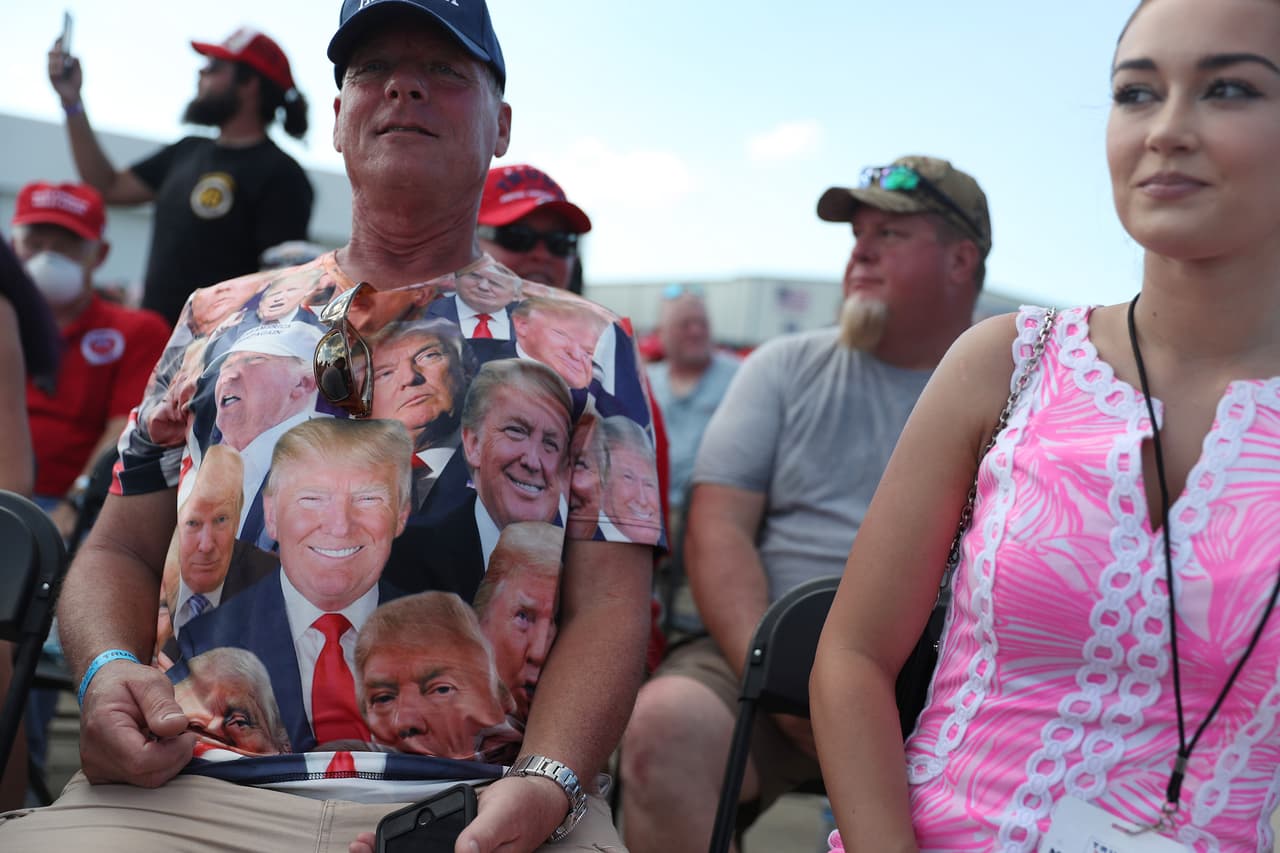 Christopher Bath (izquierda) y otros esperan el inicio de un mitin de campaña del presidente Donald Trump en el Aeropuerto Internacional de Orlando Sanford el 12 de octubre de 2020 en Sanford, Florida.