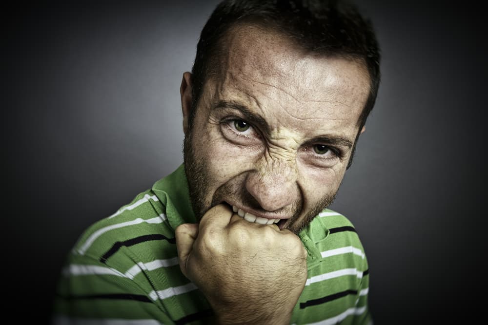 Suelen molestarse cuando la otra persona no “adivina” lo que están pensando pues su mente vuela, y esa situación es la que puede crear malestar al conformar un estado de ansiedad en el ambiente.