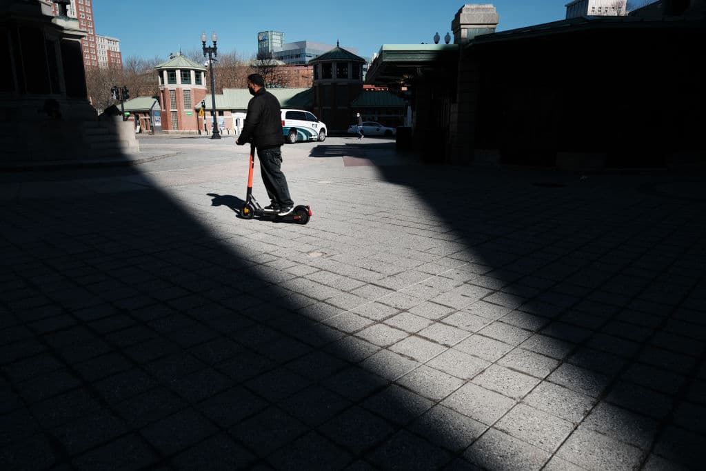 <h2 class="cms-H2-H2">7. Providence, Rhode Island</h2>
<br>
<br>La ciudad de Providence experimentó un aumento de la población del 6.4%, junto con un aumento del empleo y de los ingresos del 11.6%. Mientras que el precio de la vivienda aumentó más de un 60% desde 2020 hasta este año, lo que sugiere una gran demanda en esta capital.
<br>
<br>“Con una fuerte escena artística y una creciente reputación como ciudad favorable para las nuevas empresas, Providence se ha convertido en un lugar atractivo para vivir”, dice el estudio. 
<br>