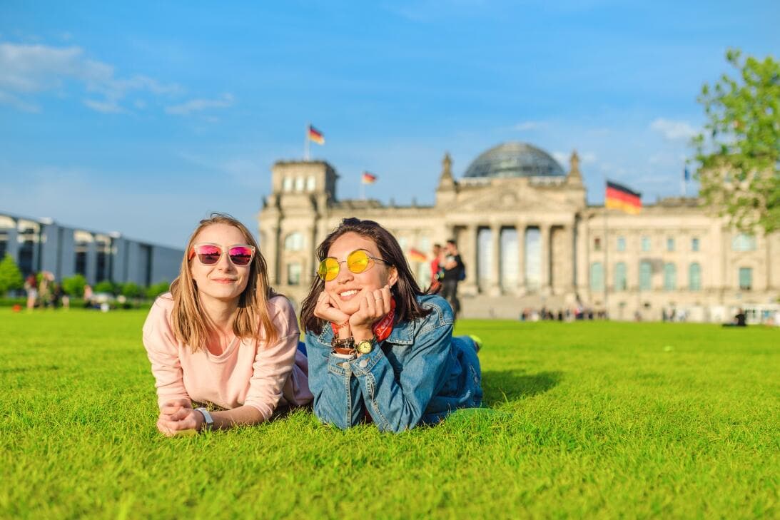 <b>Puesto 16: Alemania.</b>
<br>
<br>⬇️ Bajó 1 lugar. Posición en 2022: 15.
<br>
<br>Además de los países más felices del mundo, el informe también analizó los lugares donde la gente está más triste: Afganistán junto con Líbano, Zimbawe, Ruanda y Botswana se clasificaron como los países más infelices del mundo.