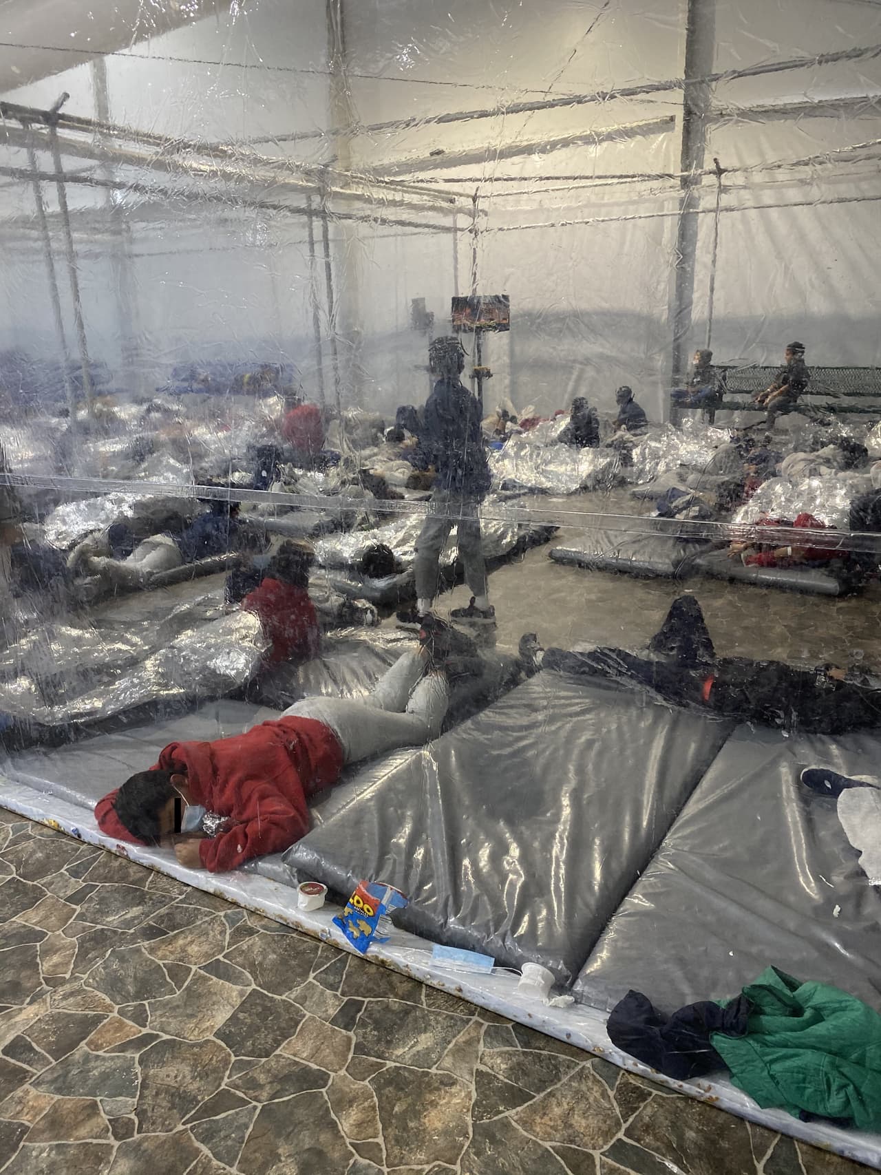 Los agentes de la Patrulla Fronteriza están "haciendo lo mejor que pueden dadas las circunstancias", pero "no están equipados para cuidar a los niños" y "necesitan ayuda de la administración", dijo Cuellar.