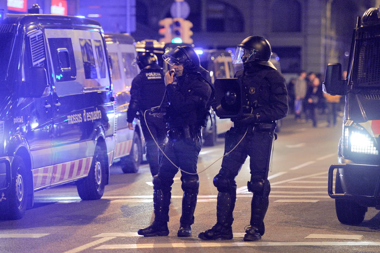 <b>Ahora se usan para disuadir manifestaciones</b>
<br>Las armas sónicas se han usado 
<a href="http://www.slate.com/blogs/future_tense/2014/08/14/lrad_long_range_acoustic_device_sound_cannons_were_used_for_crowd_control.html">más recientemente para disuadir manifestaciones</a>. Los
<b> </b>aparatos de largo Rango Acústico o lo que en inglés es conocido como LRAD (Long Range Acoustic Devices) que fueron creados en 2003, han sido usados para despejar manifestaciones una vez que le permiten a la policía emitir órdenes verbales claras seguidas de potentes 
<a href="https://www.theatlantic.com/international/archive/2013/03/this-pain-inducing-acoustic-device-used-to-control-crowds-in-azerbaijan-might-be-us-made/274036/">tonos de disuasión –audibles e inaudibles–</a> que producen instantáneamente dolores de cabeza y confusión. En la Armada de Estados Unidos se usa como un arma no letal que sirve para doblegar al enemigo.