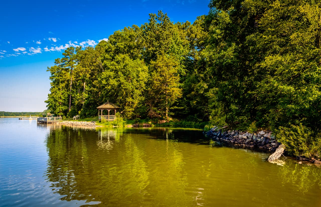 <h3 class="cms-H3-H3">5. Morrisville</h3>
<br>
<br>Si bien esta ciudad tiene un alquiler promedio y un valor de vivienda justo por encima del promedio nacional, el ingreso familiar promedio en Morrisville se ubica muy por encima del promedio nacional en $100,500 (en comparación con aproximadamente $70,000), lo que lo convierte en un lugar asequible para llamar hogar. También cuenta con tres universidades prestigiosas (Duke, UNC–Chapel Hill y la Universidad Estatal de Carolina del Norte) en el área. Y es cercana a un centro tecnológico alberga las oficinas de unas 300 empresas, incluidas IBM, Cisco, Microsoft y Nvidia.
<br>
<br>🏡 
<b>Estado: </b>Carolina del Norte
<br>
<br>🏡 
<b>Condado: </b>Wake
<br>
<br>🏡 
<b>Población: </b>27,774