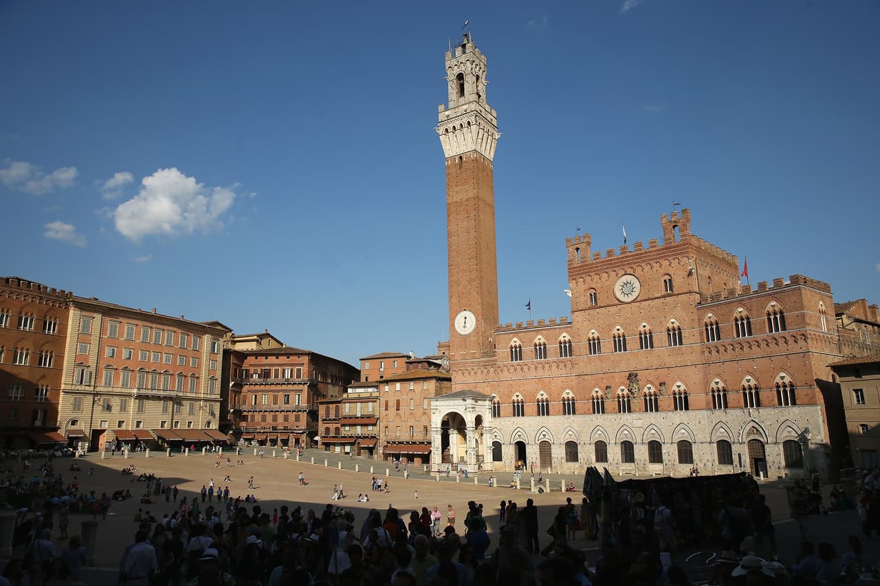 <h3 class="cms-H3-H3">7. Siena, Italia</h3>
<br>
<br>Como muchas ciudades del país, en Siena, en la famosa Toscana italiana, 
<b>todos los caminos tienen un mismo destino: el centro, en este caso la famosa Piazza del Campo. </b>Este emblema de Siena sigue funcionando -desde hace siglos- como el centro social de la ciudad, con Il Doumo mirando 
<b>siempre en lo alto de una colina con su incomparable piso de mosaico de mármol.</b> 
<br>