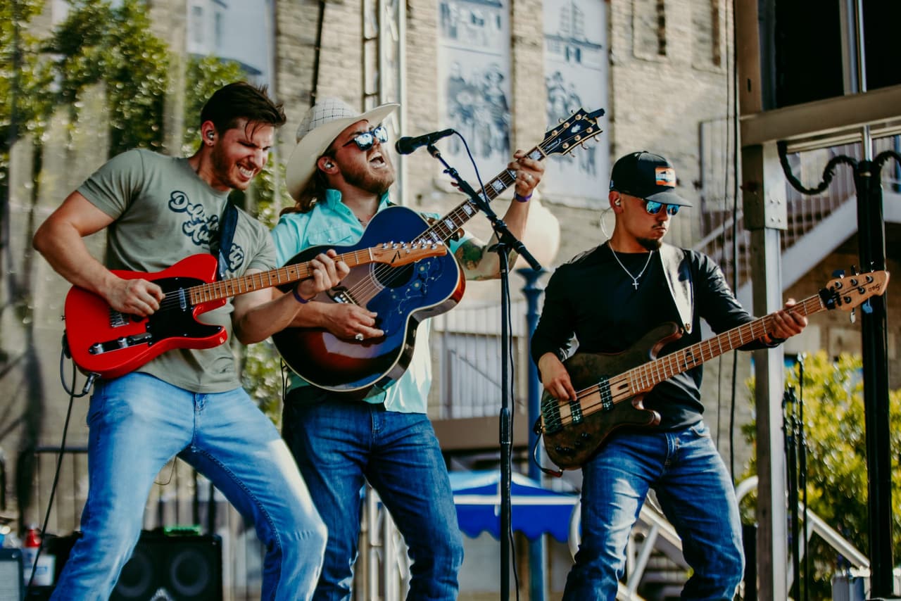 <h2 class="cms-H2-H2">Chaparral Music & Heritage Festival</h2>
<br>
<ul>
 <li class="li1">Cuándo: 26 de abril</li>
</ul> 
<ul>
 <li class="li1">Hora: 9:00 horas - 19:00 horas</li>
</ul> 
<ul>
 <li class="li1">Dónde: Hemisfair</li>
</ul> 
<ul>
 <li class="li1">Qué es: Un evento que celebra la música regional del sur y centro de Texas.</li>
</ul> 
<ul>
 <li class="li1">Costo: Gratis, pero existen pases VIP para una experiencia completa</li>
</ul>