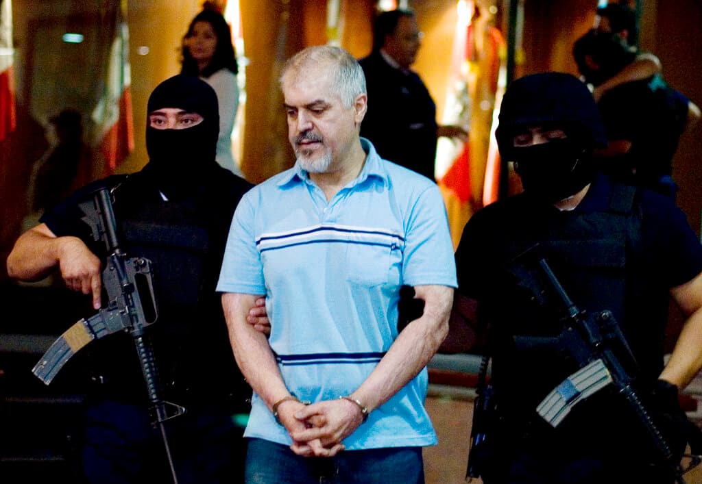 <h2 class="cms-H2-H2"><b>Eduardo Arellano Félix</b></h2>
<br>
<br>Uno de los hermanos Arellano Félix y fundador del Cartel de Tijuana, fue arrestado en Baja California en 2008 y extraditado a EEUU en 2012. Por su colaboración con las autoridades, 
<a href="https://www.univision.com/noticias/narcotrafico/sale-de-una-prision-de-eeuu-el-exjefe-del-cartel-de-tijuana">Arellano Félix fue deportado de vuelta a México</a> en 2021 y en agosto ingresó al penal del Altiplano.