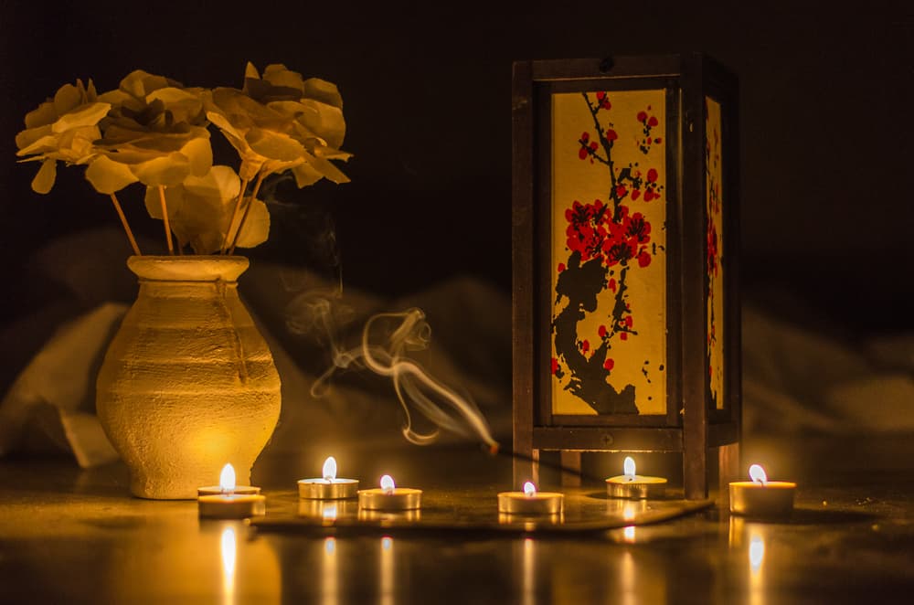Necesitamos que el elemento de fuego esté presente, así que prende una fogata o si no te es posible, enciende unas cuantas velas. De esta manera, el ritual será más poderoso.
