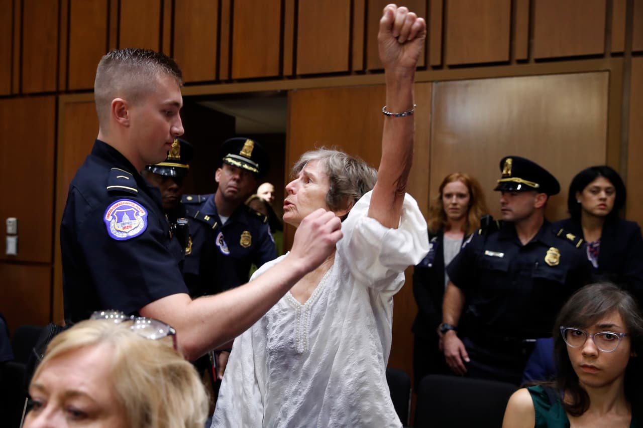 Aproximadamente unas 18 de personas fueron arrestadas por la policía del Congreso, ya que las protestas están prohibidas dentro de la sala del Comité de Asuntos Judiciales del Senado.