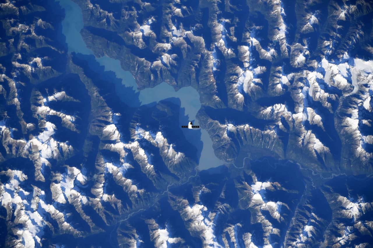 A finales de agosto de 2019, Koch fotografió la nave Dragon de SpaceX “volando sobre las Montañas Rocosas canadienses después de estar conectada a la @Space_Station durante aproximadamente un mes. Está llevando a la Tierra docenas de experimentos científicos en los que trabajamos para un mayor análisis”, escribió.