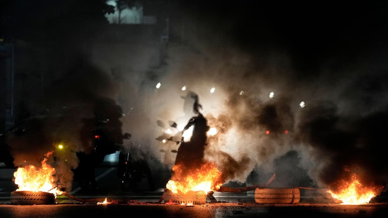 Las elecciones del domingo 28 de julio 
<b>han desatado una serie de controversias y protestas en Venezuela</b>. Tras el anuncio del Consejo Nacional Electoral que proclamaba a Nicolás Maduro como ganador, 
<b>la oposición, liderada por María Corina Machado, reclamó que el verdadero vencedor era Edmundo González Urrutia</b>. Esto ha provocado que 
<b>miles de venezolanos salgan a las calles en varias ciudades del país</b>, impulsando a la comunidad internacional a exigir transparencia y la publicación de las actas de las mesas electorales.