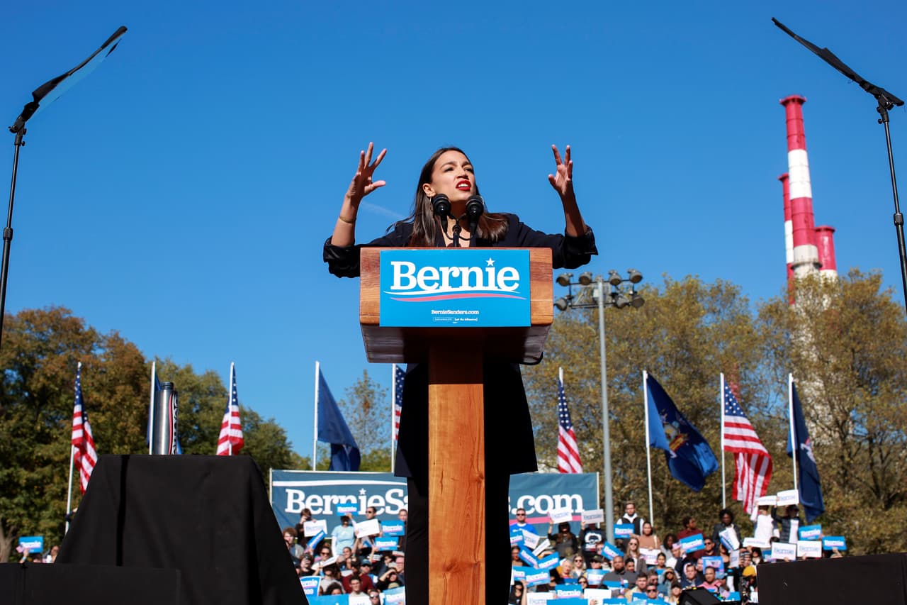 Alexandria Ocasio-Cortez (D-NY) aprovechó la ocasión para destacar su propia plataforma, que incluye el Green New Deal (Nuevo Acuerdo Verde)
