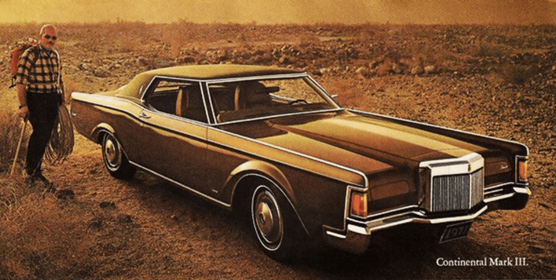 Debajo de la tenebrosa carrocería de The Car se escondía un hermoso 
<b>Lincoln Continental Mark III 1971</b>, uno de los primeros autos de los años 70 en alcanzar estatus de carro de colección. The Car fue preparado por el legendario 
<b>George Barris</b>, creador entre otros autos cinematográficos, del 
<b>Batimóvil</b> original de la serie Batman, el carro de la Familia Munster y la Belleza Negra como era conocido el Chrysler Imperial de Avispón Verde.
<br>
<br>El equipo de Barris bajó el techo del Lincoln en cuatro pulgadas, sustituyó las ventanas por plástico negro transparente y cubrió la carrocería con una segunda carrocería de aspecto muy fúnebre la cual pintó con 20 capas de pintura negro perlado. Barris también instaló 
<b>un cañón de acero activado por dinamita y pólvora</b> en el lado del pasajero que disparaba un poste telefónico hacía abajo para voltear el carro, el cual daba en promedio cinco vueltas por explosión. Barris fabrico un total de 5 unidades, no sabemos si alguna dee ellas sobrevivió la filmación.