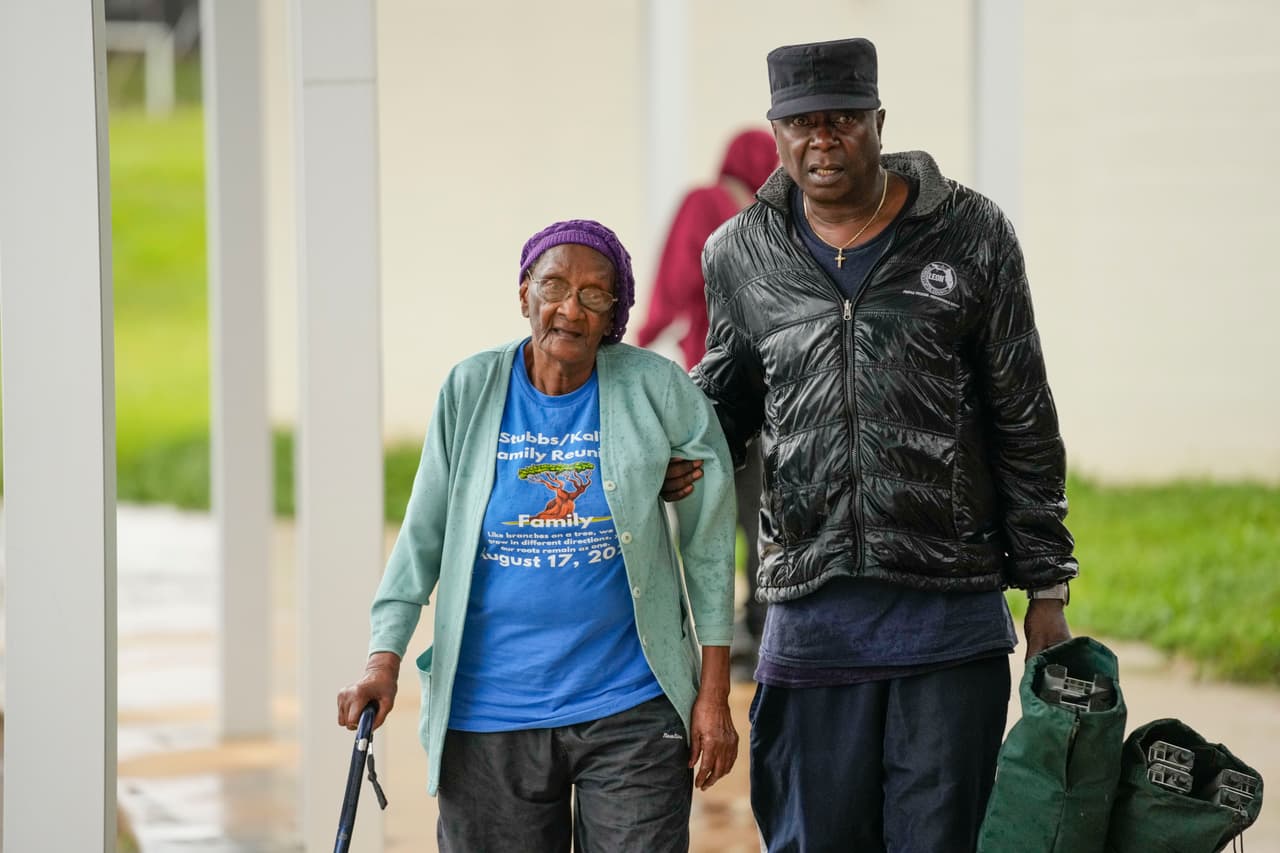 Como ellos, 
<b>Perry Kalip y su mamá, Martha Kale</b>, de Tallahassee, también acudieron al punto con algunas pertenencias.