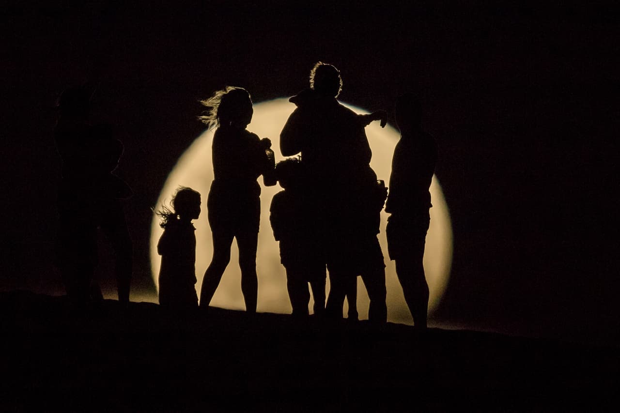 Las siluetas de los espectadores del fenómeno meteorológico con la superluna de fondo. Fotografía tomada desde Perth, Australia.