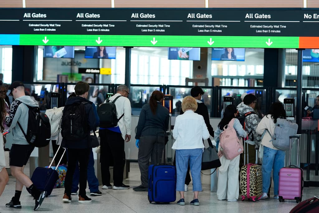 El aeropuerto de Newark Liberty International, uno de los más transitados de Estados Unidos, enfrenta una crisis sin precedentes debido a fallas tecnológicas y una severa escasez de controladores aéreos, lo que ha desencadenado miles de retrasos y cancelaciones de vuelos en las últimas dos semanas. El incidente más grave ocurrió el 28 de abril, cuando los controladores en Filadelfia, responsables de guiar los aviones hacia Newark, perdieron comunicación y radar durante aproximadamente 90 segundos, un evento descrito como “la situación más peligrosa imaginable” por un controlador.