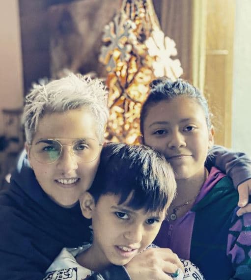 Según ha revelado en varias ocasiones la cantante de Kabah, alrededor de los 3 años de edad, comenzó a actuar de manera diferente y, al llevarlo al médico, recibió el diagnóstico.