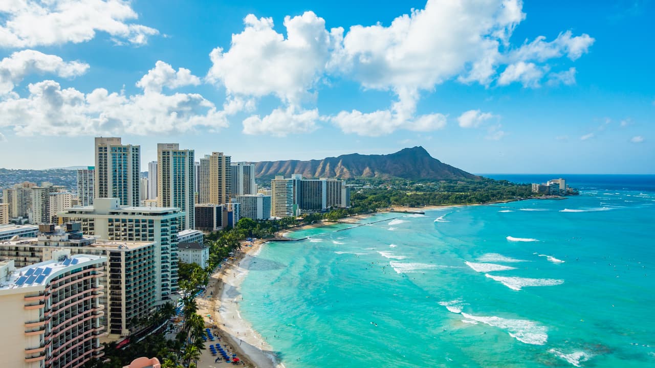 <h3 class="cms-H3-H3">1. Hawaii</h3>
<br>
<br>💊
<b> Esperanza de vida (2020): </b>80.7 años.
<br>
<br>💊 
<b>Modificación con respecto a 2019: </b>-0.2%
<br>
<br>💊 
<b>Porcentaje de personas sin seguro médico: </b>3.9%
<br>
<br>💊 
<b>Población:</b> 1,420,074
<br>
