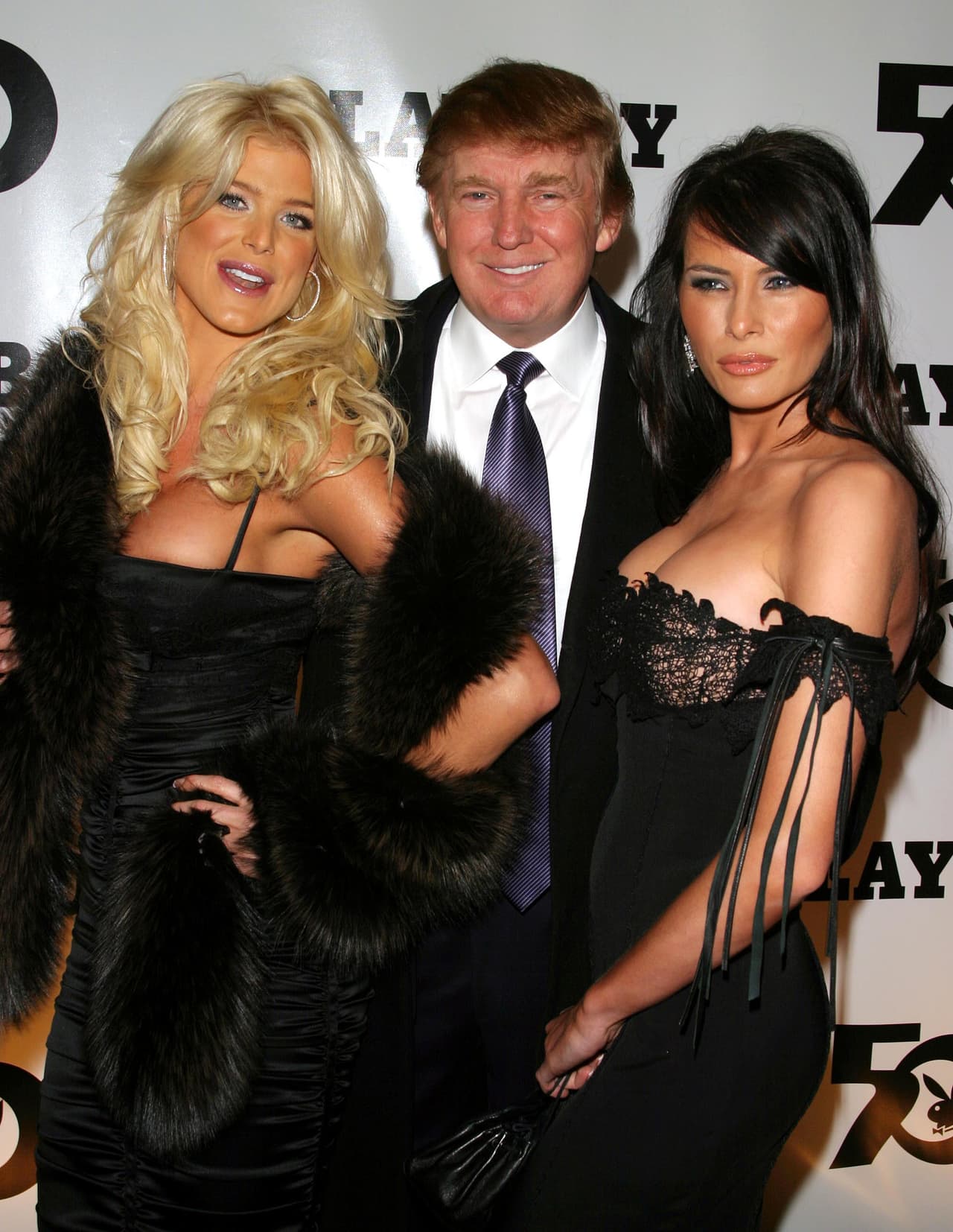 Donald Trump (1946), a pesar de 
<a href="http://www.univision.com/noticias/elecciones-2016/cierra-el-casino-trump-taj-mahal-de-atlantic-city">la quiebra de su casino en Atlantic City</a> y su 
<a href="http://www.univision.com/noticias/elecciones-2016/donald-trump-podria-haber-evitado-pagar-impuestos-durante-18-anos-segun-the-new-york-times">declaración de pérdidas millonarias en los años 90</a> –que al parecer le ayudó a evadir impuestos–, es un negociante hábil que cuadruplicó su fortuna desde 1988, 
<a href="http://www.forbes.com/profile/donald-trump/">a un total de US$3,700,000,000 en la actualidad</a>. Trump es el único presidente en tener 
<a href="https://www.amazon.com/Hasbro-Trump-Game-Discontinued-manufacturer/dp/B0002CEXOU">un juego de mesa sobre su personalidad,</a> y si no fuera por Ronald Reagan, podría ser 
<a href="http://www.imdb.com/name/nm0874339/?ref_=nv_sr_1#actor">el presidente con más apariciones en el cine</a> y con su propio reality show, 
<a href="http://www.imdb.com/title/tt0364782/?ref_=nm_ov_bio_lk1">"The Apprentice"</a>. En la fotografía aparece con su esposa, Melania Trump, y la playmate sueca Victoria Silvstedt en la fiesta de los cincuenta años de la revista Playboy.