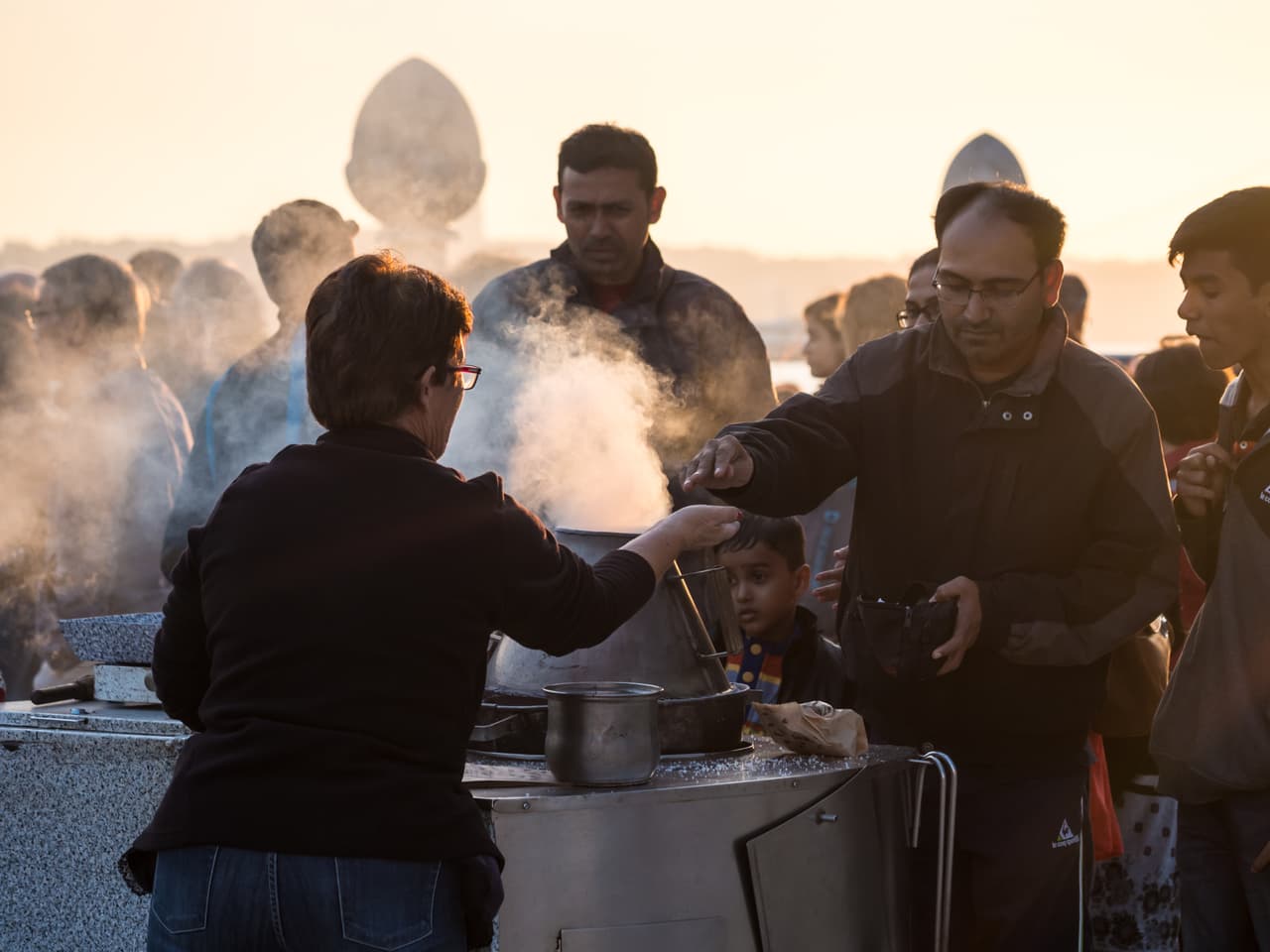 <b>84.5 años de vida; Portugal e Italia.</b> Varios estudios han encontrado que la dieta mediterránea, 
<a href="https://www.univision.com/noticias/nutricion/las-grasas-favorables-de-la-dieta-mediterranea-y-sus-beneficios-para-la-salud">que incluye aceite de oliva extra virgen y frutos secos</a>, puede ayudar a prolongar la vida de las personas.