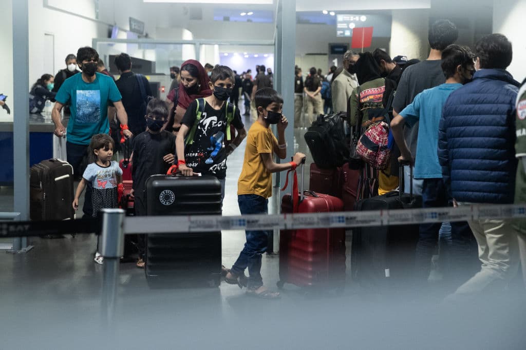 Una vista general del área de aduana del aeropuerto con personas de Afganistán que recibirán asilo humanitario en México, durante una conferencia de prensa para recibir a un grupo de periodistas y corresponsales de medios de comunicación que viven en Afganistán y que recibieron asilo humanitario junto con sus familias en México, 25 de agosto de 2021 en la Ciudad de México.