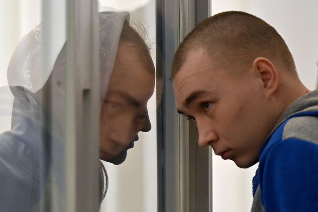<b>El primer soldado ruso juzgado en Ucrania por crímenes de guerra</b>
<br>
<br>El sargento Vadim Shishimarin, de 21 años, fue el primer soldado ruso capturado por Ucrania que ha sido juzgado por crímenes de guerra. El joven se declaró culpable de 
<a href="https://www.univision.com/noticias/mundo/crimenes-de-guerra-ucrania-primer-soldado-ruso-culpable">matar a un civil desarmado</a> disparándole en la cabeza y fue condenado a cadena perpetua. Según Shishimarin, lo hizo siguiendo órdenes de un oficial que insistió en que 
<b>el hombre ucraniano, que hablaba por su teléfono móvil</b>, podía señalar su ubicación a las fuerzas enemigas.
<br>
<br>
<b>Lee más sobre el tema: </b>
<a href="https://www.univision.com/noticias/mundo/condenado-cadena-perpetua-primer-soldado-ruso-ucrania-crimenes-guerra">Condenan a cadena perpetua al primer soldado ruso acusado en Ucrania por crímenes de guerra.</a>