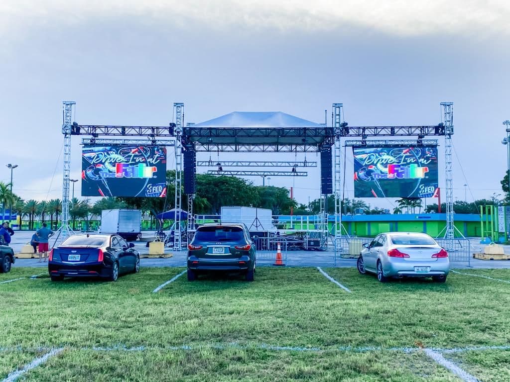 En el terreno del Miami Youth Fair instalaron un autocine, el cual estará abierto desde este viernes 14 de agosto. 
<br>
