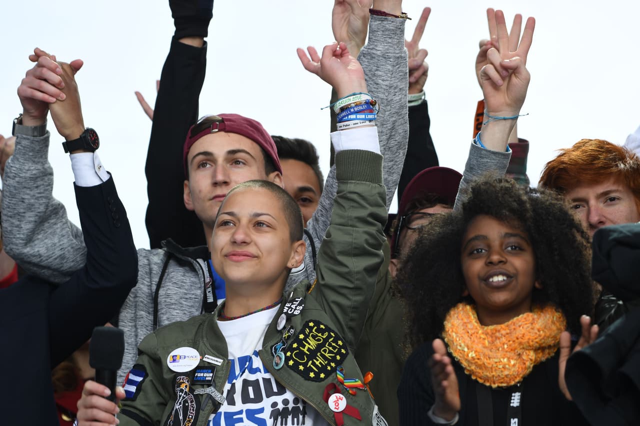 <b>Emma González, de origen cubano y más sobrevivientes de la masacre de Parkland. </b>
<a href="https://www.univision.com/noticias/tiroteos/emma-gonzalez-la-subita-nueva-estrella-del-movimiento-antiarmas-es-una-adolescente-de-18-anos-de-origen-cubano"><u>Emma González</u></a> fue una de las voces más estridentes de los adolescentes activistas que surgieron en la
<a href="https://www.univision.com/temas/tiroteo-en-parkland"><u>masacre de la escuela secundaria de Parkland</u></a>, Florida. 
<a href="http://time.com/collection/most-influential-people-2018/5217568/parkland-students/">Time</a> 
<a href="http://time.com/collection/most-influential-people-2018/5217568/parkland-students/"><u>la distingue a ella junto con Cameron Kasky, Jaclyn Corin, David Hogg y Alex Wind</u></a>, otros sobrevivientes devenidos en activistas bajo el lema #NeverAgain, que busca mayor control en la venta e armas en EEUU, un país en donde los tiroteos en masa son una alarmante y periódica realidad. El texto sobre estos estudiantes como personalidades más influyentes lo redactó, nada menos, que Barack Obama. "La respuesta de EEUU a los tiroteos en masa ha seguido durante mucho tiempo un patrón predecible. Lloramos. Se ofrece pensamientos y oraciones. Se especula sobre los motivos...", comienza el exmandatario en un tono con aristas políticas pero también paternales. Y sigue: "Esta vez, algo diferente está sucediendo. Esta vez, nuestros hijos nos llaman a dar cuenta".