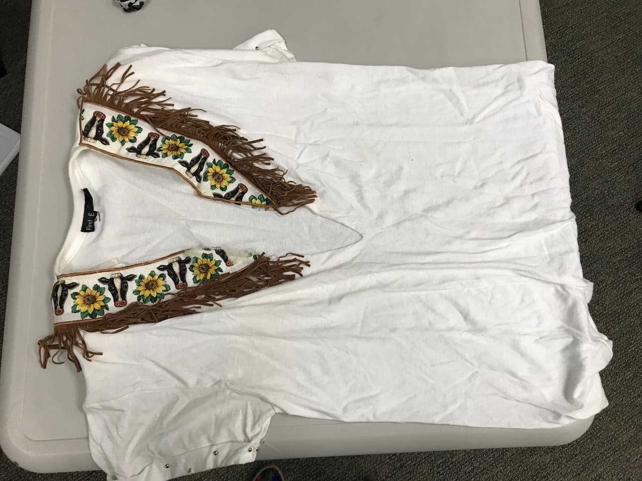 La blusa de Saldívar, con un corte limpio en el frente, forma parte del voluminoso expediente del caso que se encuentra en el archivo de la Corte del Condado de Nueces.