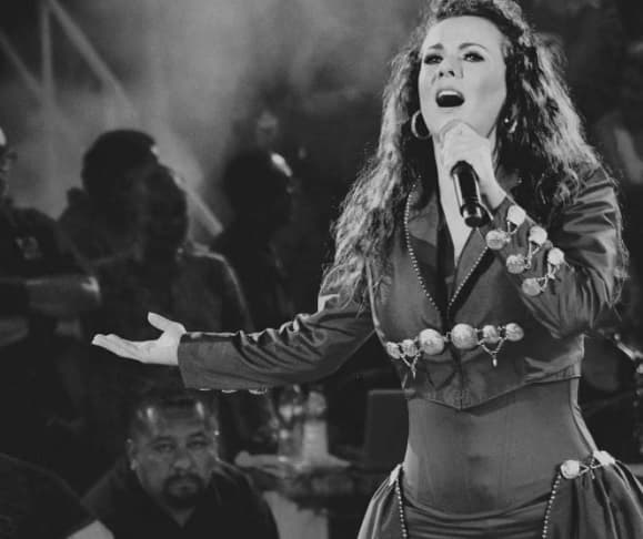 Edith Márquez es otra diva de la música vernácula que siempre pone en alto el nombre de México con este famoso vestuario.
