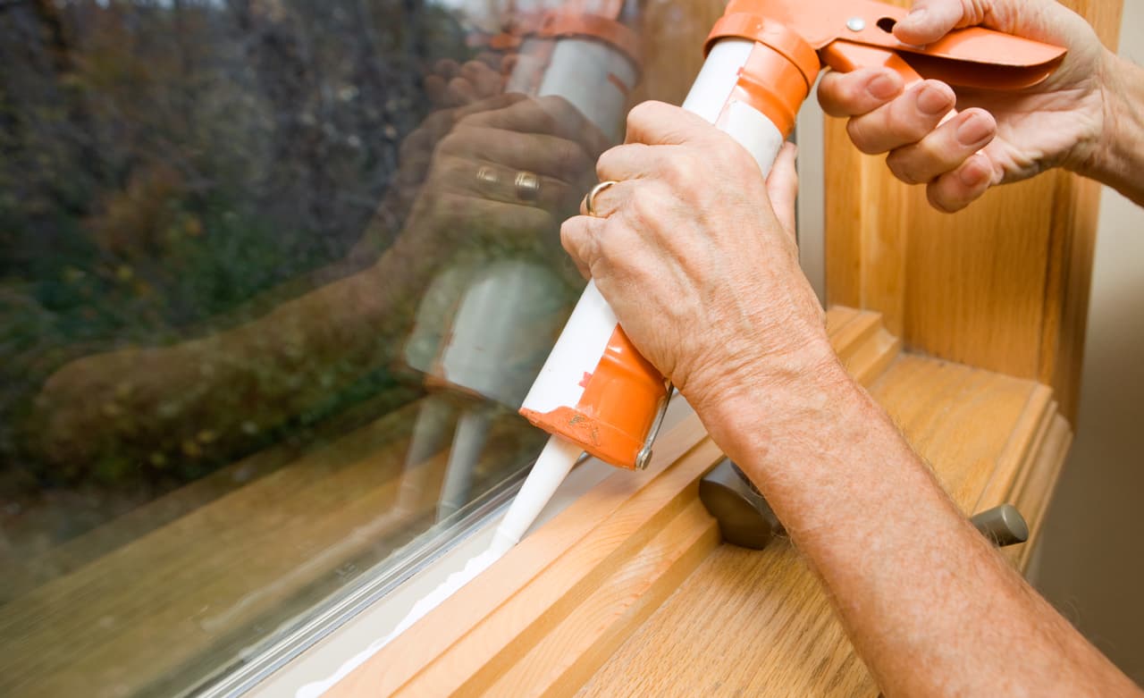 <b>Aisla puertas y ventanas</b>
<br>
<br>Nunca falta una habitación que se enfríe a pesar de la calefacción. Es por eso que debes asegurarte que no haya corrientes de aire frío en las habitaciones. Un sello de goma te puede ayudar para aislar cualquier hueco, con tiras autoadhesivas que se pueden aplicar a las ventanas con corrientes de aire sin cambiar su aspecto.