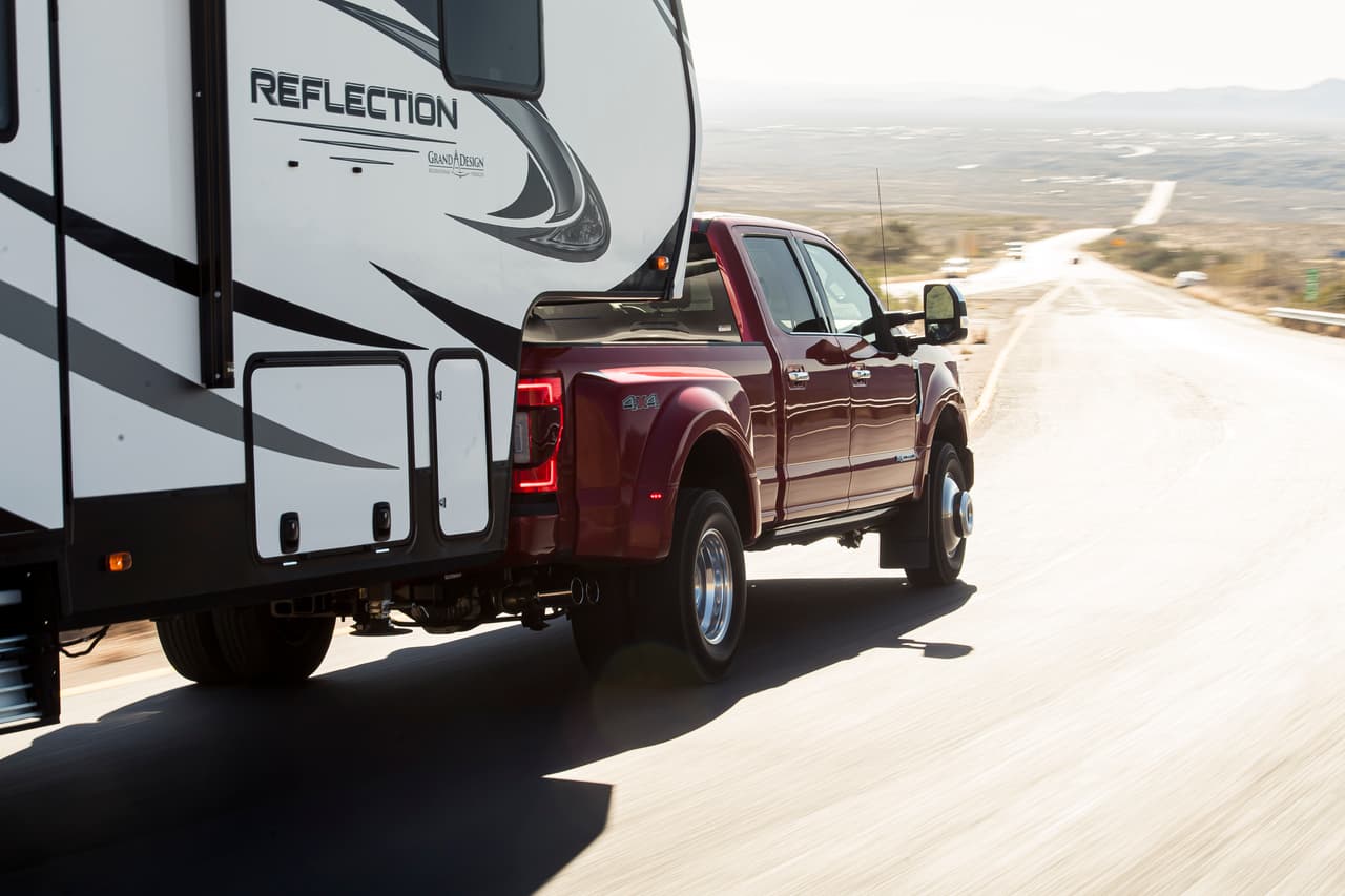 Así también, es capaz de 
<b>remolcar hasta 37,000 lbs</b> (gooseneck) y 
<b>cargar hasta 7,850 lbs</b> en su cama.