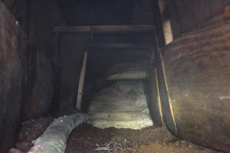 En diciembre de 2018, las autoridades destruyeron un túnel de unos 50 pies de largo que concluía cerca de la garita de DeConcini Crossing en Nogales, en el estado de Arizona. Era sumamente estrecho: de dos pies de alto y dos de ancho.