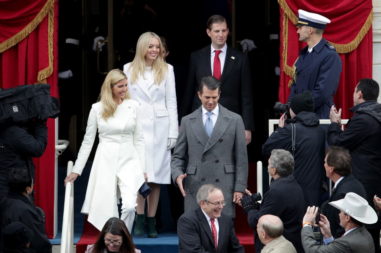 Aunque en los ámbitos políticos no es conocida, 
<b><a href="https://www.instagram.com/tiffanytrump/?hl=es" target="_blank">en Instagram tiene más 170,000</a></b> seguidores que siguen sus aventuras estilísticas en sus viajes y fiestas. Tiffany Trump, cumpliendo el destino de su apellido, recientemente se graduó de la Universidad de Pensilvania de psicología y estudios urbanos.
<br>