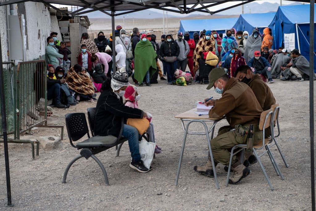 Piñera promulgó en abril 
<a href="https://www.lanacion.com.ar/el-mundo/la-dureza-de-la-nueva-ley-migratoria-en-chile-provoca-una-avalancha-de-consultas-nid13042021/" target="_blank">una nueva ley de migración más estricta</a> que obliga a los extranjeros a obtener visas en sus países de origen. La norma permite además al Gobierno deportar a los migrantes y desde abril han sido 
<b>expulsados al menos más de medio millar de personas</b> de distintas nacionalidades en cinco vuelos chárter. Delgado reiteró que se retomará la política de deportaciones, pese a que un fallo de la Corte Suprema rechazó este proceder en junio y que otras organizaciones, como Human Rights Watch, han hecho llamados explícitos a 
<b>poner fin a las "deportaciones sumarias"</b>
