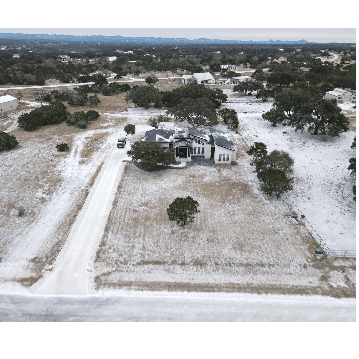 La tormenta invernal trajo una densa capa de nieve que cubrió la ciudad y varias zonas del centro de Texas. 
<br>
<br>Usuarios de Univision enviaron las imágenes de cómo vivieron la primer nevada del 2025.