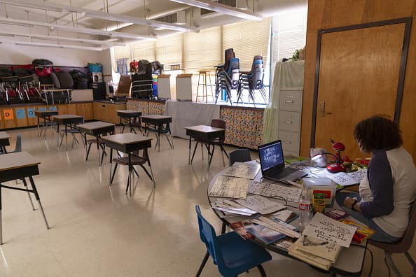 <h3 class="cms-H3-H3"><a href="https://www.gilbertschools.net/site/default.aspx?PageType=3&ModuleInstanceID=5756&ViewID=7b97f7ed-8e5e-4120-848f-a8b4987d588f&RenderLoc=0&FlexDataID=15875&PageID=2002 " target="_blank">Escuelas Públicas de Gilbert </a></h3>
<br>“En este momento estamos revisando la Orden Ejecutiva 
<b>y continuaremos siguiendo las pautas existentes en nuestras escuelas, incluido el </b>requisito de cubrebocas mientras estamos en nuestros campus hasta nuevo aviso”, publicó el distrito en su página. 
<br>