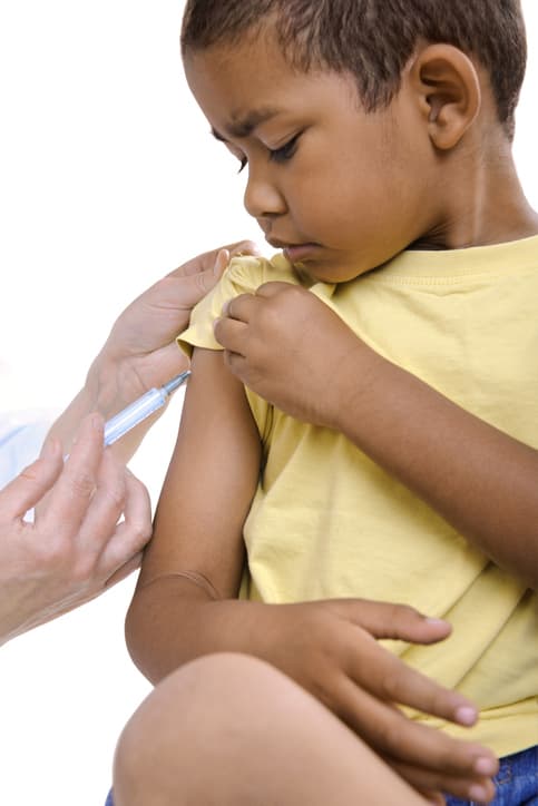 “Los niños con diabetes pueden comer caramelos en Halloween como cualquier otro niño”,
<a href="https://www.joslin.org/info/halloween_and_diabetes_tips_for_handling_treats.html"> explica el Centro de Diabetes Joslin en su página web</a>. Aclaran que
<b> lo importante es que los padres controlen la cantidad, planifiquen para incorporarlos en el menú del niño y que se aseguren de tener suficiente insulina para cubrir los carbohidratos</b>. 
<br>
