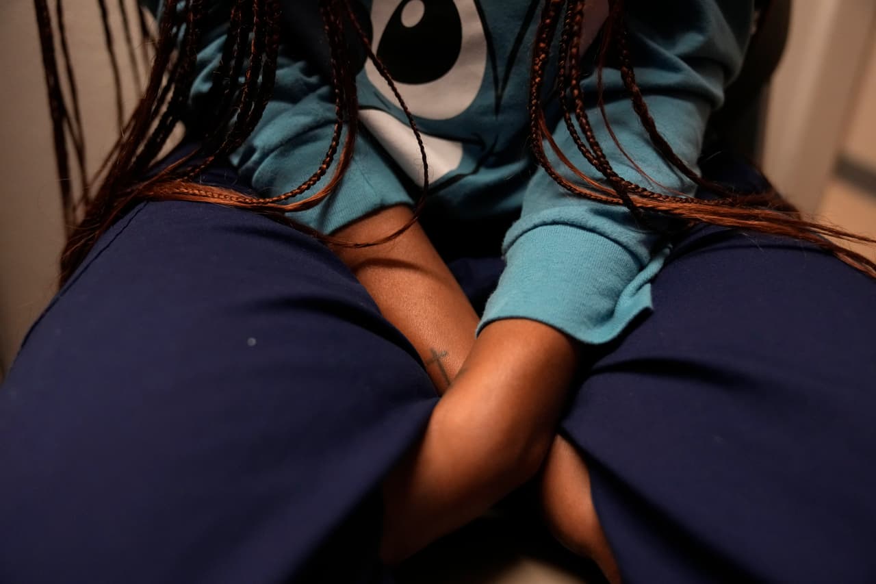 "Muchas de las pacientes conducen toda la noche para llegar a su cita a las ocho de la mañana, sin haber descansado", subrayó 
<a href="https://trustwomen.org/about/staff" target="_blank">Rebecca Tong</a>. "Simplemente no es una buena situación ir a una cirugía ambulatoria después de haber conducido durante la noche para después irte de inmediato a casa".
